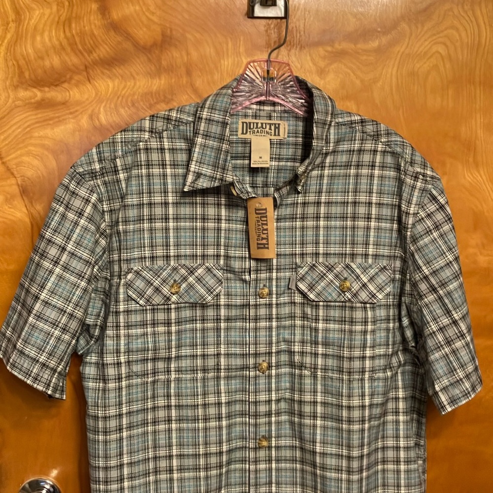 DULUTH. MEN’S GRAY & BLACK SHORT SLEEVE BUTTON DOWN PLAID SHIRT. SIZE MEDIUM NWT